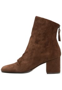 Braune Wildleder-Ankle-Boots mit runder Zehenpartie, leichter Raffung am Schaft und Blockabsatz. Verfügt über einen seitlichen Reißverschluss mit einem Troddel-Akzent.