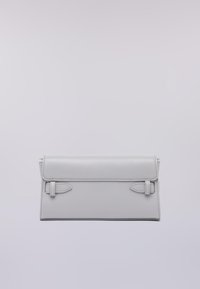 Borsa a mano in pelle grigia con chiusura a patta, dotata di due anelli laterali e una superficie liscia, forma rettangolare strutturata.