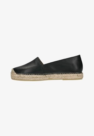 Zwarte leren espadrille met jute touwzool, ronde neus en elastische zijpanelen, met een gladde textuur en een minimalistisch ontwerp.