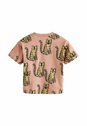 Kortærmet pink bomulds t-shirt med gentagne leopardillustrationer i sort og gul. Designet inkluderer forskellige stillinger og udtryk.