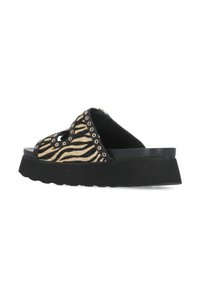 Sandali platform con base nera, tomaia con stampa zebra e accenti circolari dorati lungo l'apertura, con una superficie liscia.