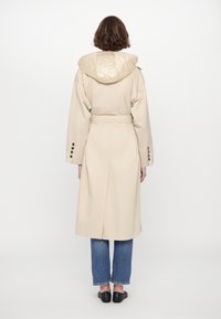 NOCHER - Trenchcoat - sabbia