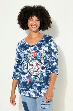 Navy-blaues Batikhemd mit 3/4-Ärmeln, das ein farbenfrohes "HAPPY DAYS"-Grafikdesign und ein Smiley-Gesicht zeigt. Material aus Baumwollmischung.
