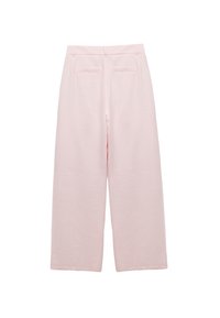 Lichtroze wijde broek met riemlussen en twee achterzakken, weergegeven op een witte achtergrond.