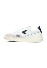 Witte leren sneakers met navy en beige accenten, gestructureerde zijpanelen en een crèmekleurige rubberen zool. Voorzien van perforaties voor ademend vermogen.