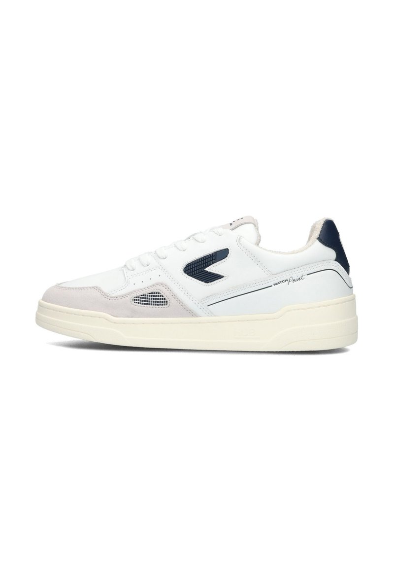 Witte leren sneakers met navy en beige accenten, gestructureerde zijpanelen en een crèmekleurige rubberen zool. Voorzien van perforaties voor ademend vermogen.