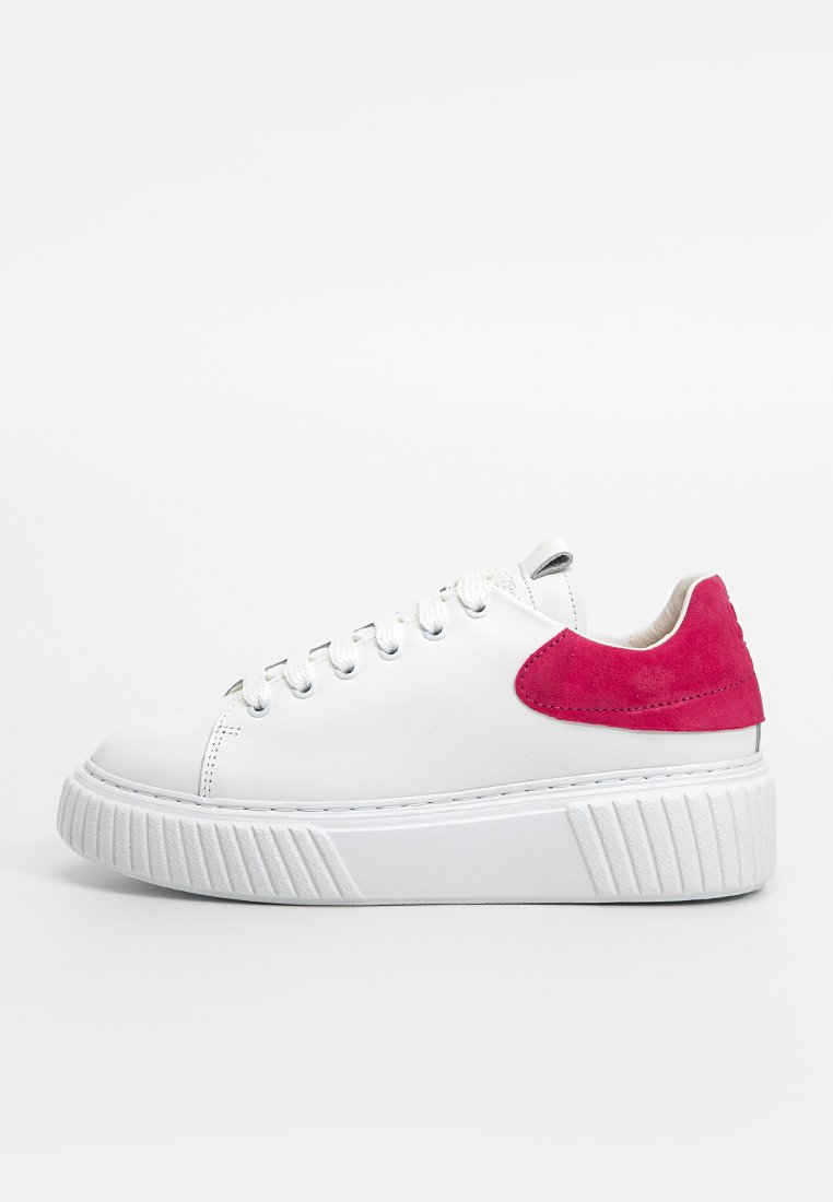 Weiße Sneaker mit einer strukturierten Gummisohle, rosa Wildlederakzent an der Ferse, runder Zehenform und Metallösen für die Schnürsenkel.