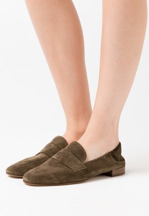 Bottines en suède brun à enfiler avec un bout carré, dotées d'une large bande frontale et d'un petit talon, affichant une texture douce et un design minimaliste.