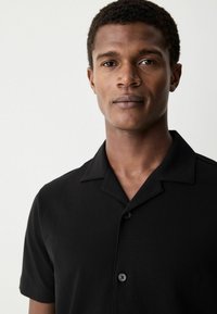 Next REGULAR FIT - SHORT SLEEVE - Camisa - black