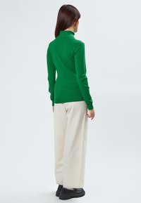 INFLUENCER HIGH-NECK BASIC - Strickpullover - green