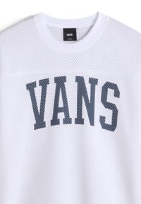 Bílý síťovaný dres s kulatým výstřihem. "VANS" v velkých námořnických písmenech na přední straně. Texturovaná tkanina s ventilačními otvory.