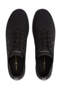 Czarne, casualowe buty wykonane z płótna, z okrągłym noskiem, czarnymi sznurowadłami, białą gumową podeszwą oraz akcentami logo na języku i pięcie.