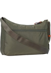 Borsa a spalla in nylon verde oliva con una forma strutturata, dotata di una tasca con zip frontale e di una tracolla larga e regolabile.