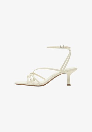 Ecrü szandál vékony pántokkal, alacsony kitten sarokkal, négyzet alakú orral és bokapánttal, kis ezüst csattal.