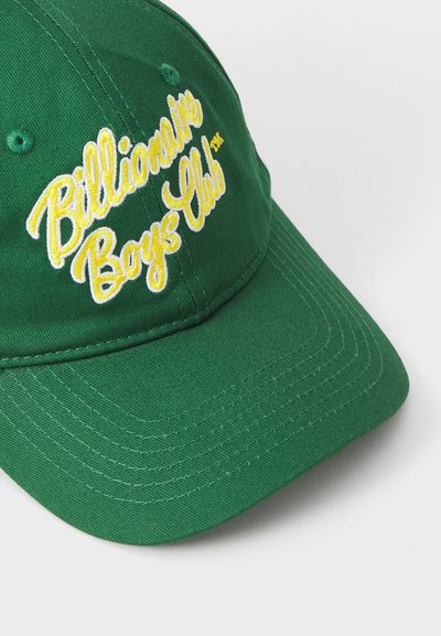 Grünes Baseball-Cap aus Baumwolle mit gelb gesticktem Text "Billionaire Boys Club" auf der Vorderseite. Gebogener Schirm und gestickte Details.