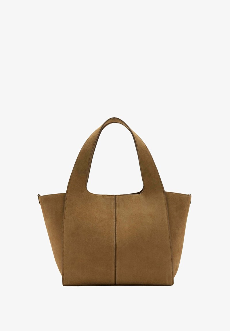 Sac cabas en daim marron avec anses larges et simple couture verticale sur le devant, présenté sur fond blanc.