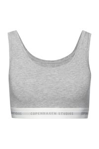 Pilkas sportinis liemenukas, pagamintas iš minkštos medžiagos, su plačia balta juosta, ant kurios užrašyta "COPENHAGEN STUDIOS." Apvalus iškirpimas ir be rankovių dizainas.