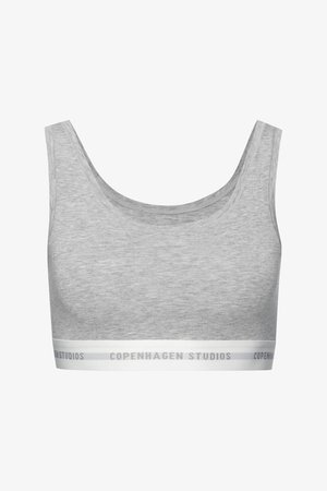Pelēks sporta krūšturis, kas izgatavots no mīksta auduma, ar plašu balto joslu, uz kuras uzraksts "COPENHAGEN STUDIOS". Apaļš kakla izgriezums un bez piedurknēm.