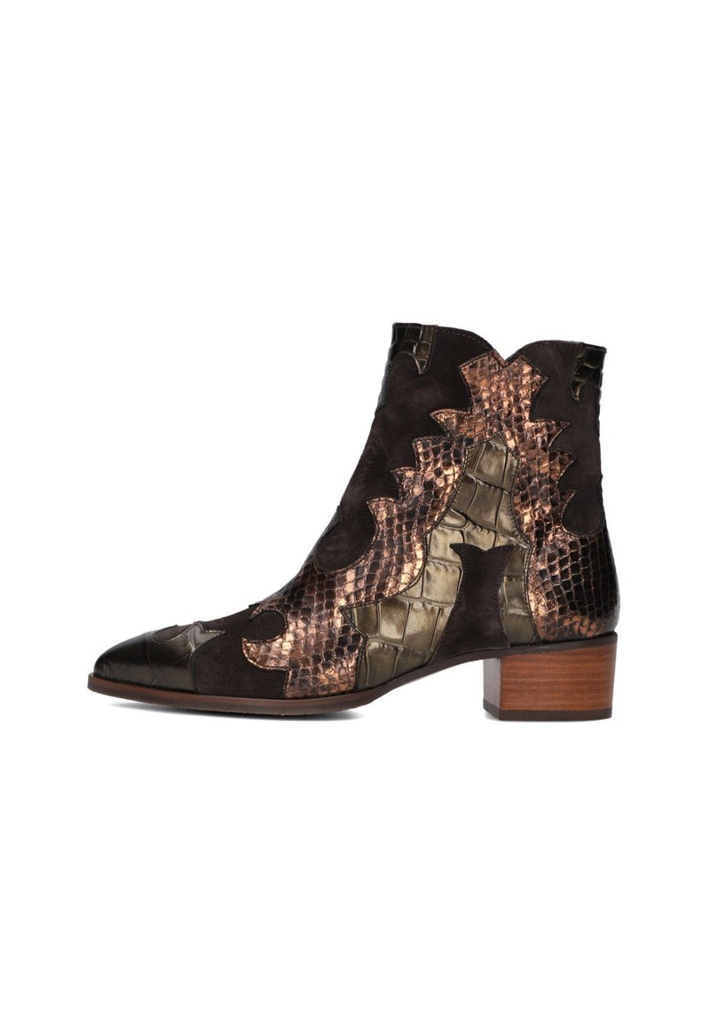 Bruine suède enkellaars met metallic bronzen accenten, textuur met schubben, een puntige neus en een lage houten hak met een gedetailleerd overlay-design.