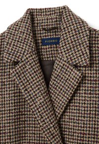 Abrigo de mezcla de lana con un patrón de pata de gallo en beige, marrón y azul. Detalles notables incluyen un cuello con muesca y un bolsillo interior.