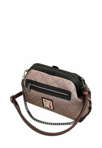 Bolso metálico acolchado color rosa con parte superior negra y correa de cadena; cuenta con un bolsillo frontal con cremallera y una placa de logo en la base. Material texturizado.