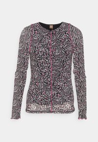 Maglietta a maniche lunghe realizzata in tessuto leggero e fantasioso nei colori nero, bianco e rosa, con scollatura rotonda e polsini arricciati.