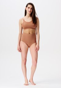 Bruine bijpassende bralette en set van hoge taille slipjes gemaakt van gladde stof. De bralette heeft dunne straps en een minimalistisch ontwerp.