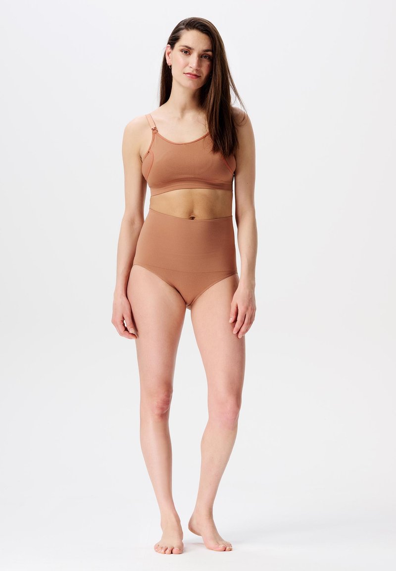 Bruine bijpassende bralette en set van hoge taille slipjes gemaakt van gladde stof. De bralette heeft dunne straps en een minimalistisch ontwerp.