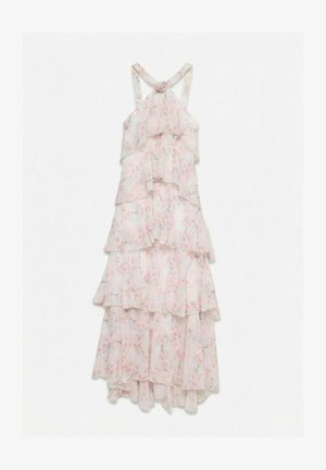 Robe maxi à volants rose clair avec des couches à volants et des bretelles croisées ornées d'une rose en tissu au niveau du décolleté.