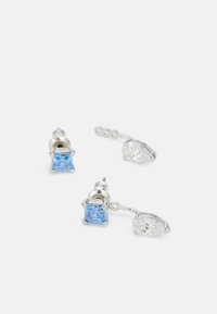 Orecchini a perno in argento con una pietra blu quadrata e una pietra chiara ovale, entrambe incastonate in una base metallica lucidante.