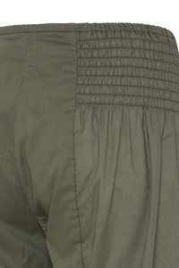 Pantaloni verde măsliniu cu talie elastică adunată și pliuri largi din material pe lateral.