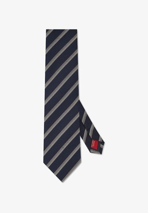 Granatowy krawat w diagonalne kremowe paski, o fakturowanej tkaninie, wąski fason, z czerwoną metką z tyłu zawierającą informacje o marce.