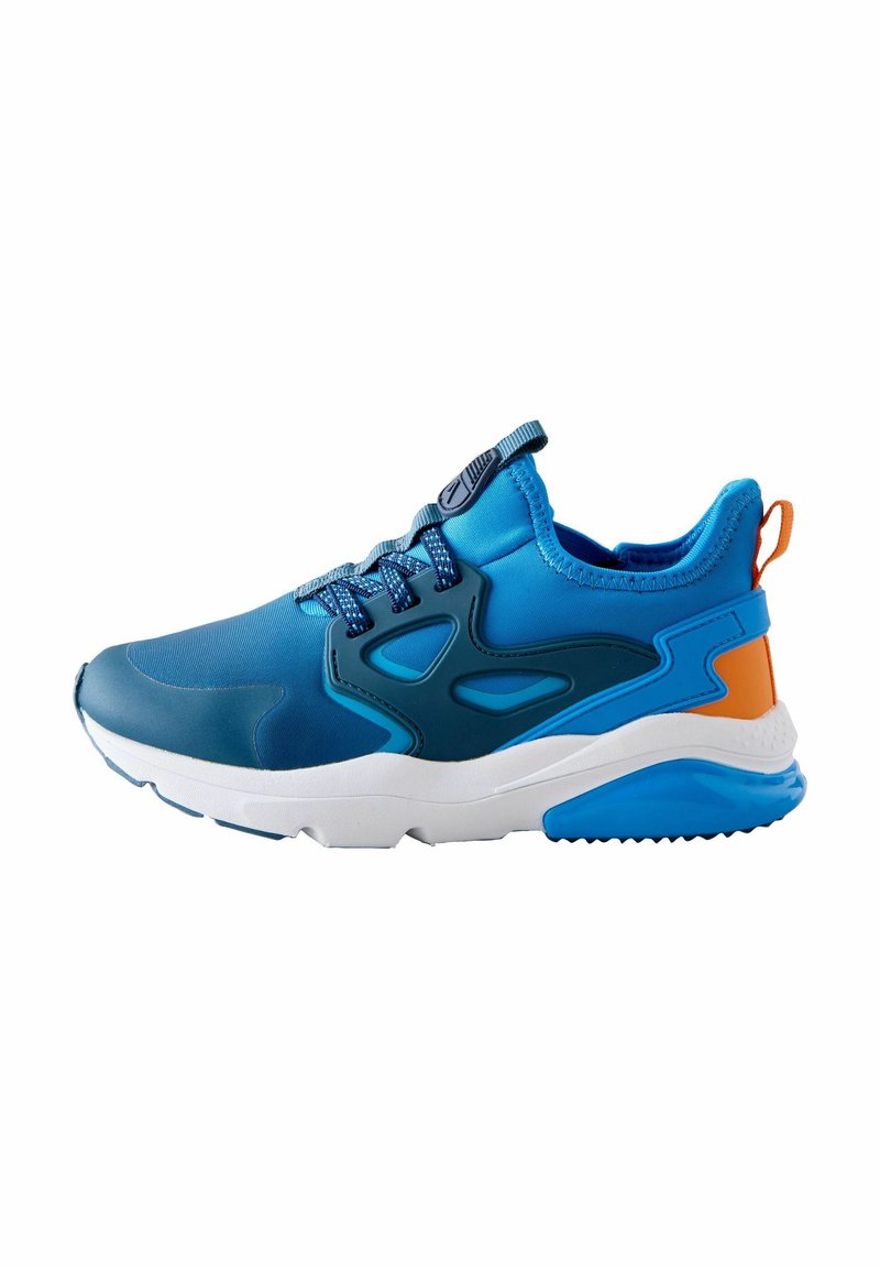 Zapatillas deportivas azules con un diseño ergonómico y suave, detalles en naranja, suela texturizada y cordones de contraste.