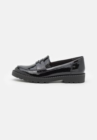 Schwarze Lackleder-Loafers mit einer glatten, glänzenden Oberfläche, die ein dekoratives Band über dem Obermaterial und eine robuste, strukturierte Sohle aufweisen.