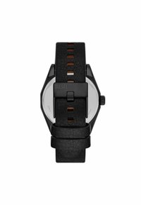 Montre avec bracelet en cuir noir, dotée d'un boîtier noir hexagonal, d'un dos en acier inoxydable et de coutures orange contrastantes le long du bracelet.