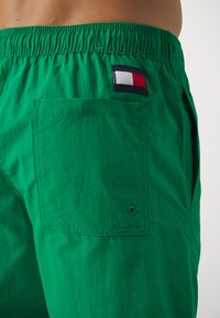 Tommy Hilfiger MEDIUM DRAWSTRING - Shorts da mare - olympic green