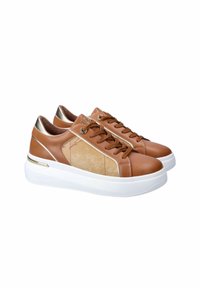 Sneakers in pelle marrone con un pannello beige texturizzato, suola in gomma bianca e accenti metallici dorati sul tallone e i lacci.