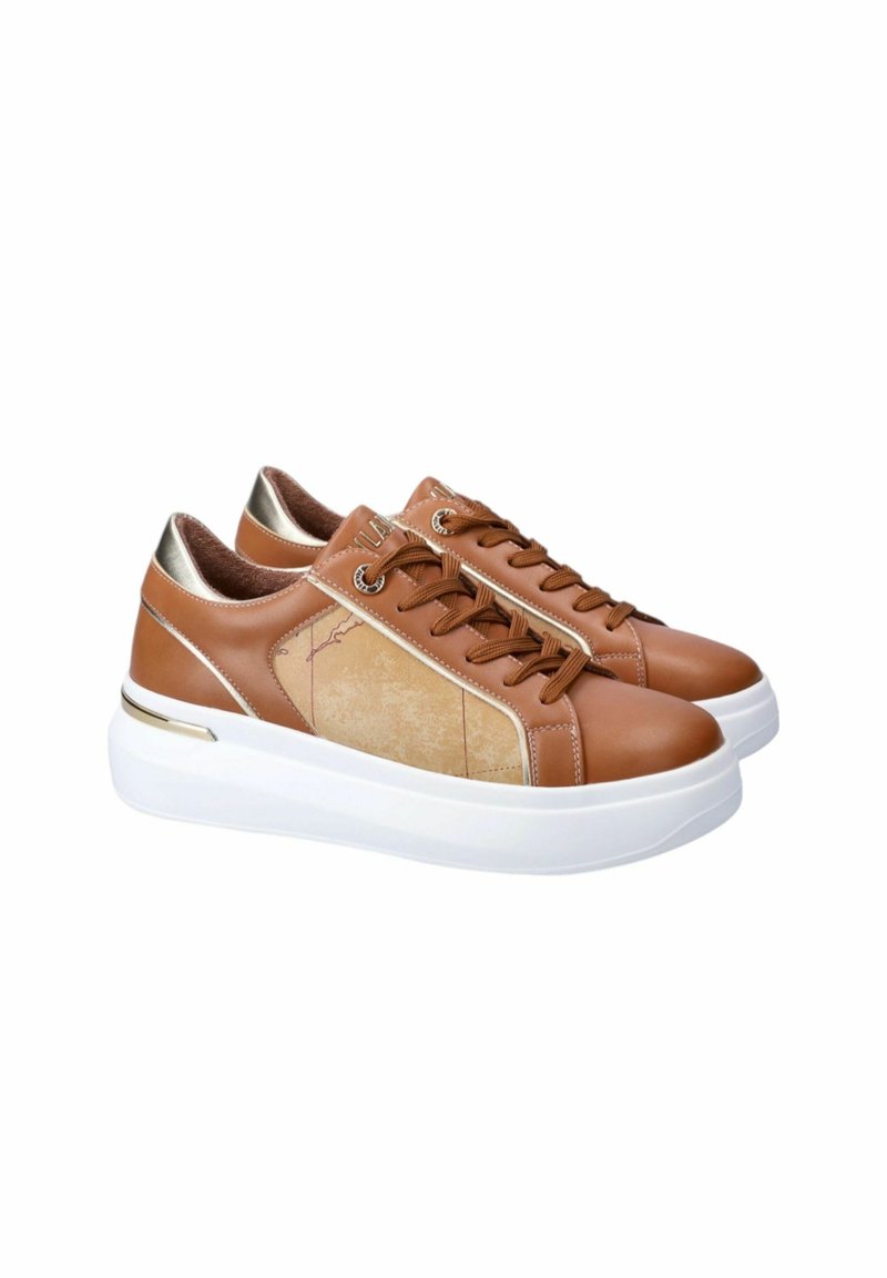 Sneakers in pelle marrone con un pannello beige texturizzato, suola in gomma bianca e accenti metallici dorati sul tallone e i lacci.