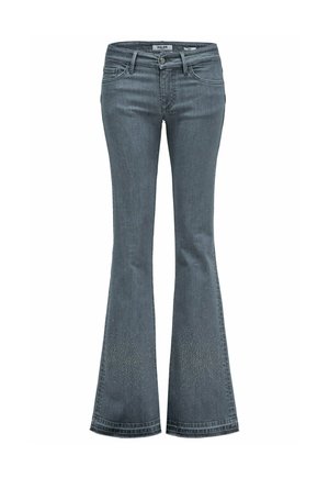 Sive flare traperice s prednjim džepovima, petljama za remen i malim dekorativnim zakovicama blizu donjih dijelova nogavica.