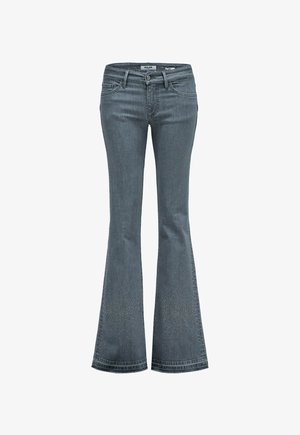 Jeans évasés gris avec poches avant, passants de ceinture et petits clous décoratifs près des jambes inférieures.