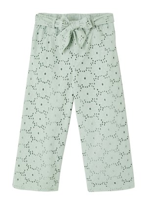 Hellgrüne Hosen mit weitem Bein, bestickt mit einem Lochmuster in Blumenform, und einem passenden Stoffgürtel, der in der Taille zu einer Schleife gebunden ist.