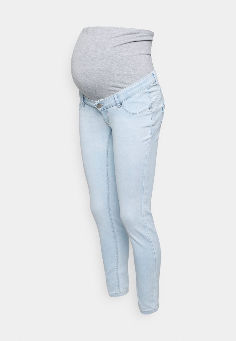 Lyseblå graviditetsjeans med elastisk gråt panel, der dækker den gravide mave, vist på hvid baggrund.