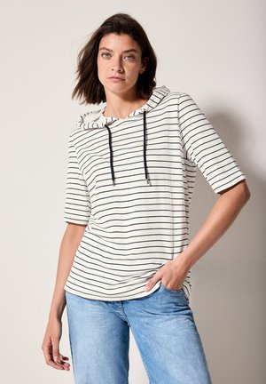 Sudadera de manga corta a rayas en blanco y marino. Tejido suave con bolsillo canguro, capucha ajustable con cordón y corte casual.