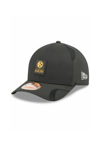 Schwarze Kappe mit einer strukturierten Krone, ausgestattet mit einem quadratischen Pittsburgh Steelers-Logo-Patch und Netz-Seitenakzenten für Atmungsaktivität.