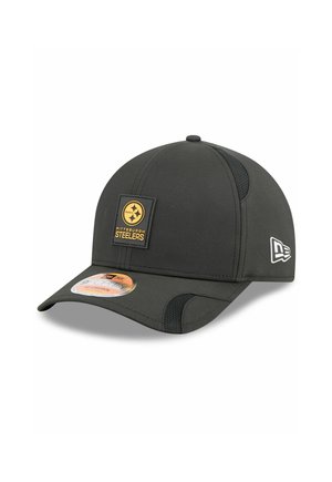 Casquette noire avec une couronne structurée, ornée d'un logo en patch carré des Pittsburgh Steelers et de accents en maille sur les côtés pour plus de respirabilité.