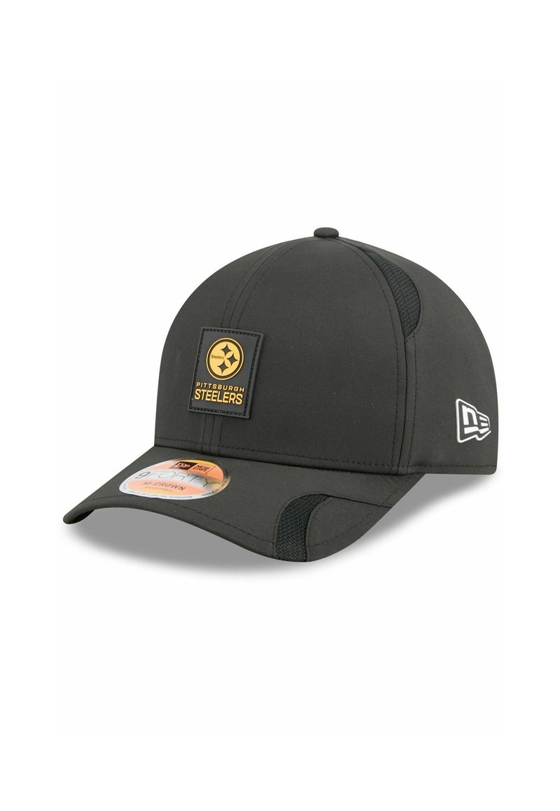 Schwarze Kappe mit einer strukturierten Krone, ausgestattet mit einem quadratischen Pittsburgh Steelers-Logo-Patch und Netz-Seitenakzenten für Atmungsaktivität.