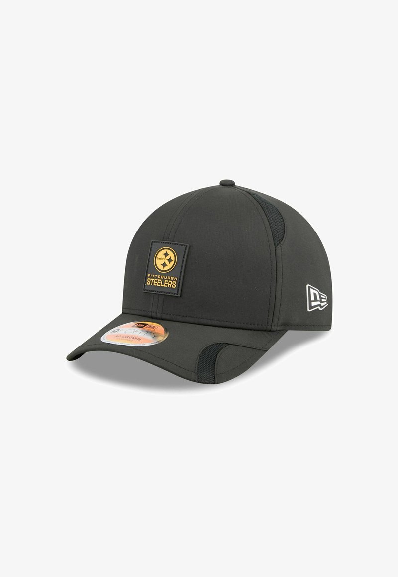 Schwarze Kappe mit einer strukturierten Krone, ausgestattet mit einem quadratischen Pittsburgh Steelers-Logo-Patch und Netz-Seitenakzenten für Atmungsaktivität.