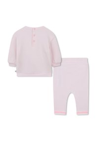 Ensemble en coton rose clair composé d'un haut à manches longues avec une fermeture à trois boutons au dos et un legging assorti à taille élastique.