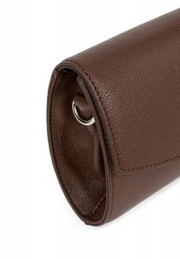 Borsa a tracolla in pelle marrone con finitura testurizzata, forma arrotondata e chiusura a pattina. Presenta un dettaglio ad anello in argento per un tocco di design.