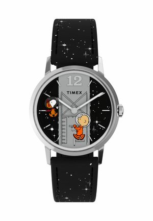 Timex-horloge met een zilverkleurige kast, zwarte sterrenband en een cartoon wijzerplaat met een figuur in een ruimteomgeving. Zwarte achtergrond.